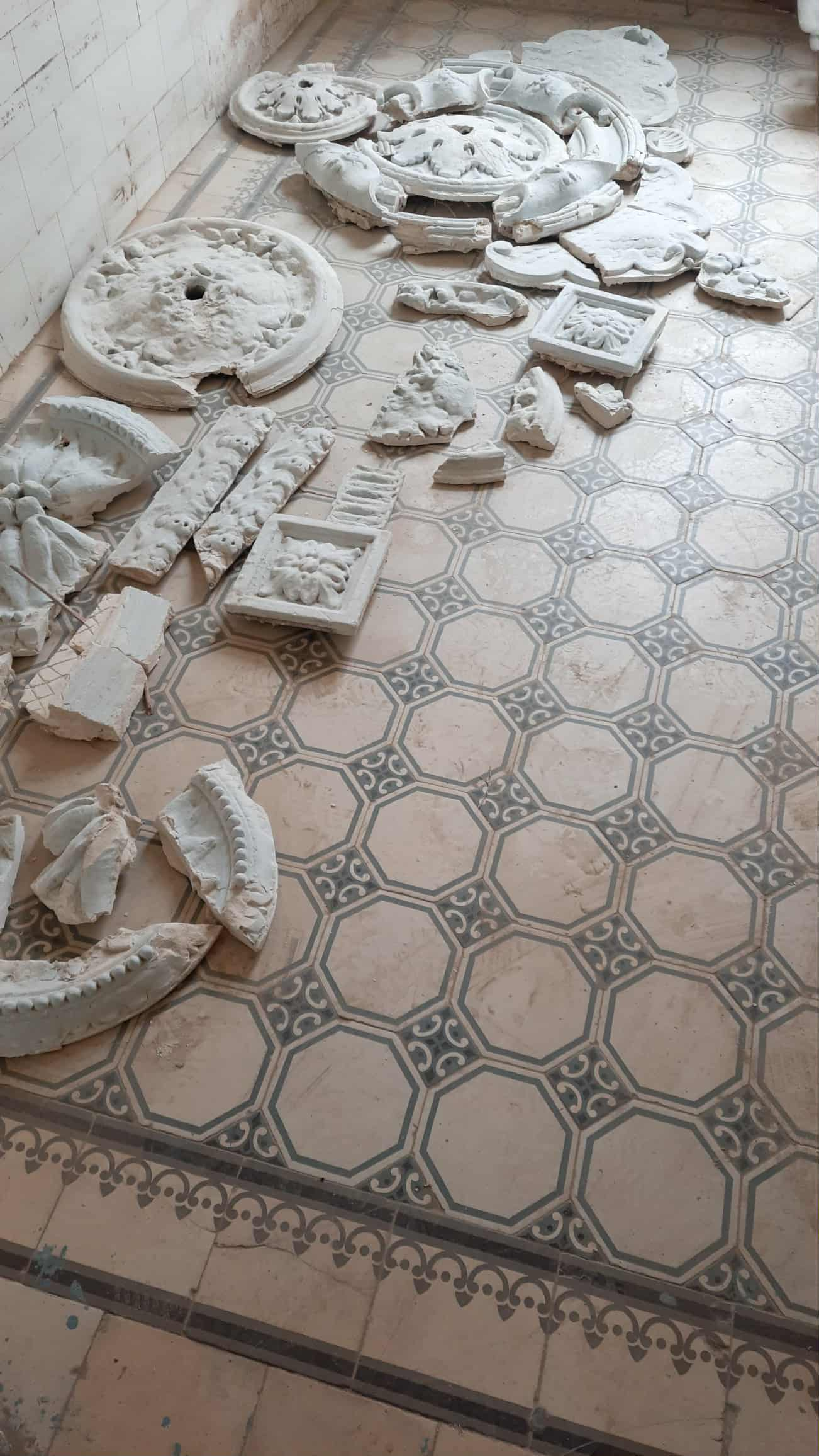 Збережена плитка і елементи ліпнини