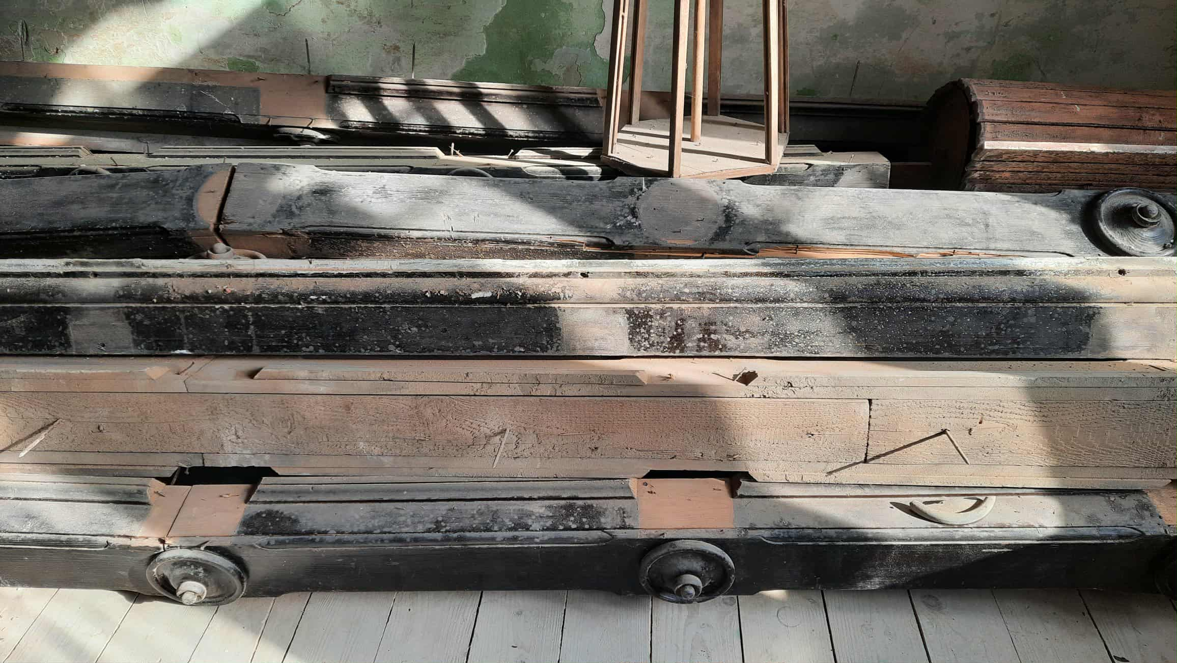 Розібрана кесонна стеля