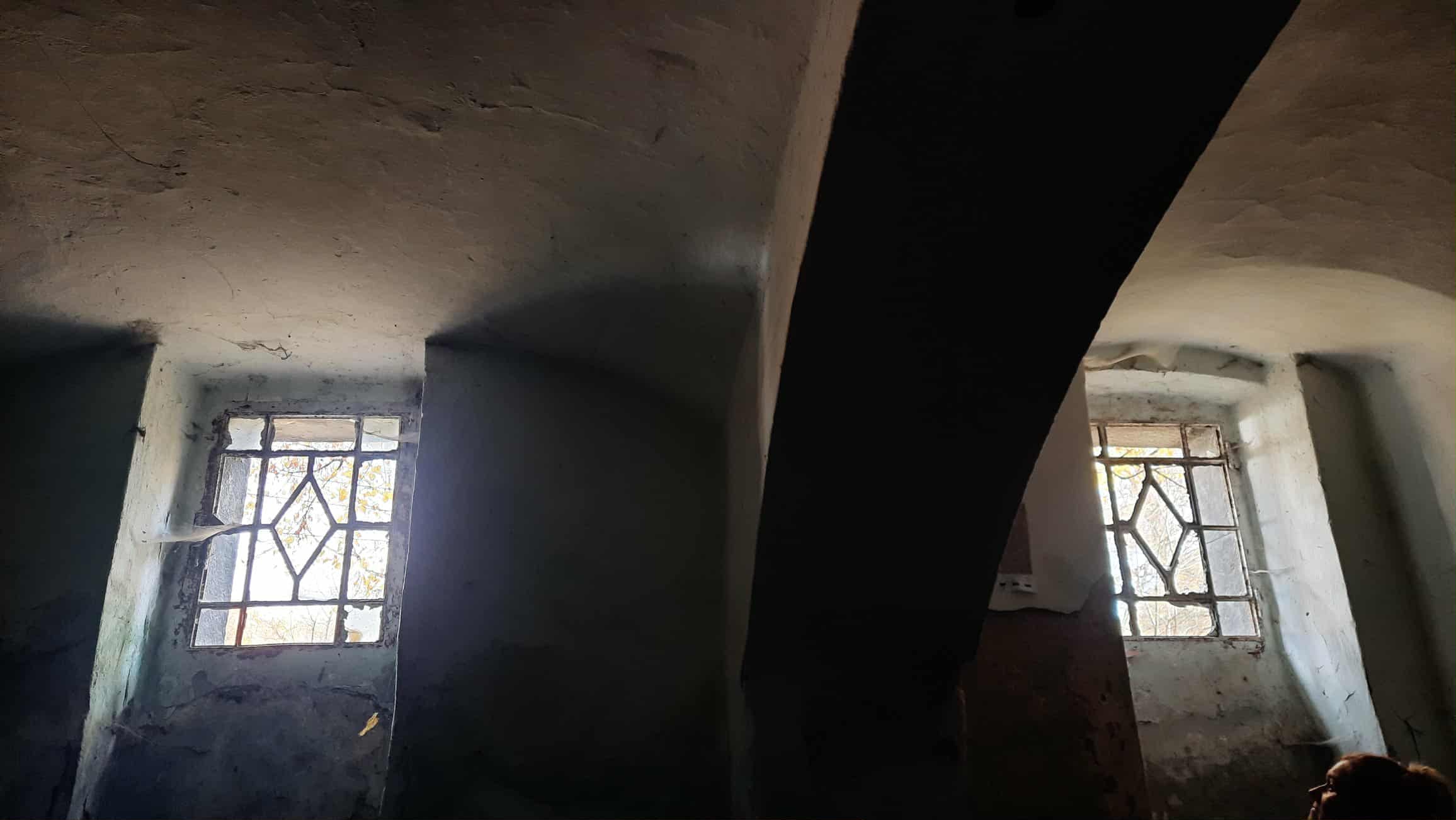 Оригінальні решітки на вікнах підвалу