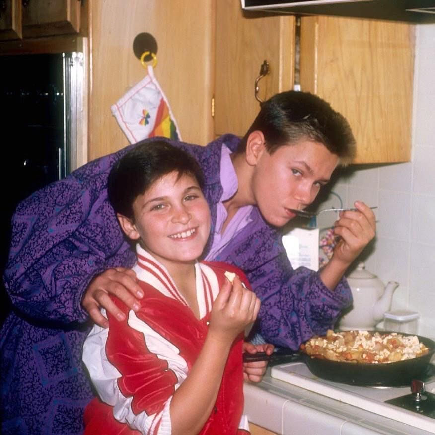 Хоакін Фенікс з братом Рівером (фото IMDb)