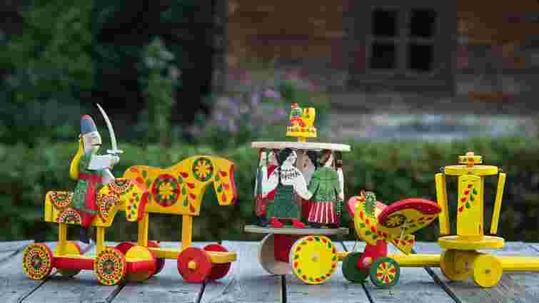 Містечко іграшок: як забавкарська школа на Яворівщині майструвала деревʼяні екоіграшки