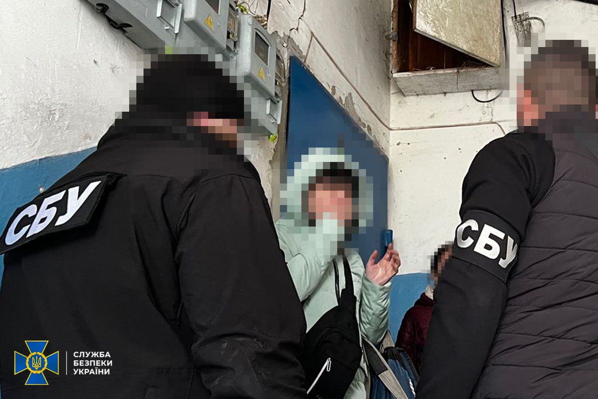 На Донеччині жінка під виглядом прибиральниці шпигувала за військовими у їхніх помешканнях