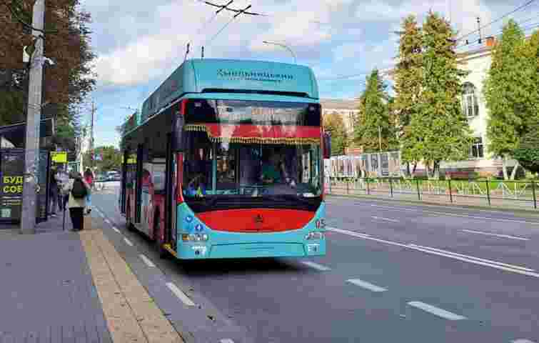 У Хмельницькому оголосили 160 вакансій для водіїв тролейбусів та автобусів 