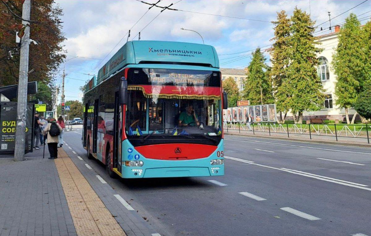 У Хмельницькому оголосили 160 вакансій для водіїв тролейбусів та автобусів 