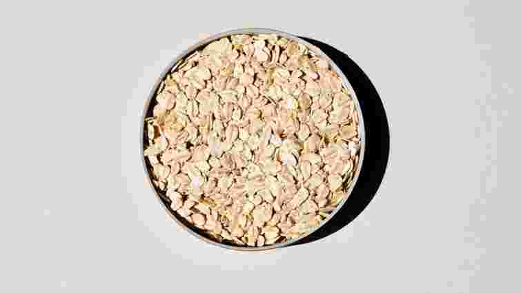 Лише один лайфхак покращить смак вівсянки в рази: що треба зробити перед варінням