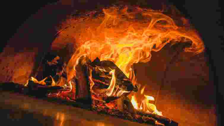 Від картопляного лушпиння до гарячої води: як можна самостійно прочистити димохід 