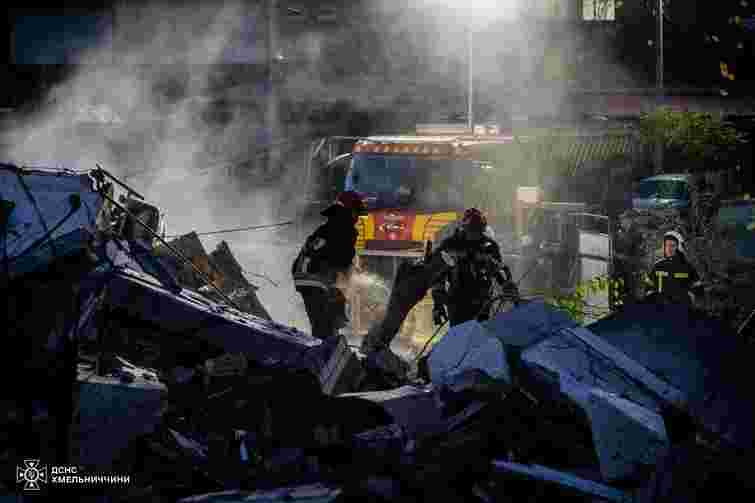 Під завалами будинку в Хмельницькому знайшли тіла двох людей 