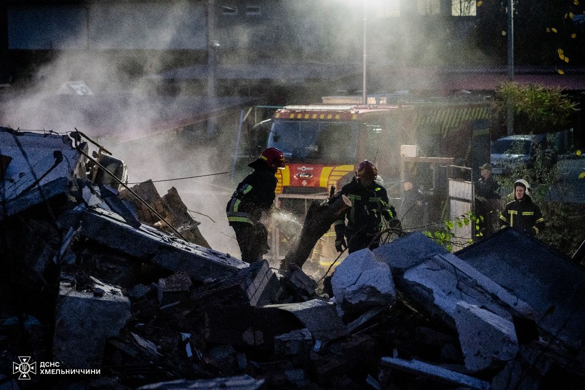 Під завалами будинку в Хмельницькому знайшли тіла двох людей 