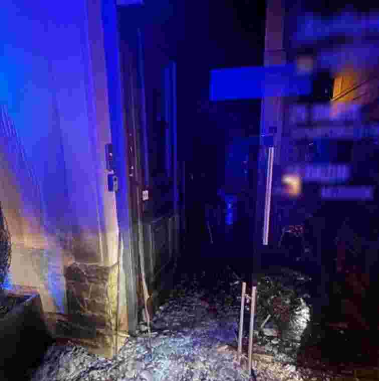 У центрі Львова хуліган підпалив двері популярного пабу