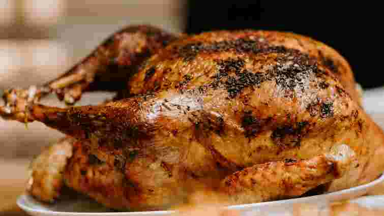 Від гомілок до філе: як довго і при якій температурі запікати різні частини курки