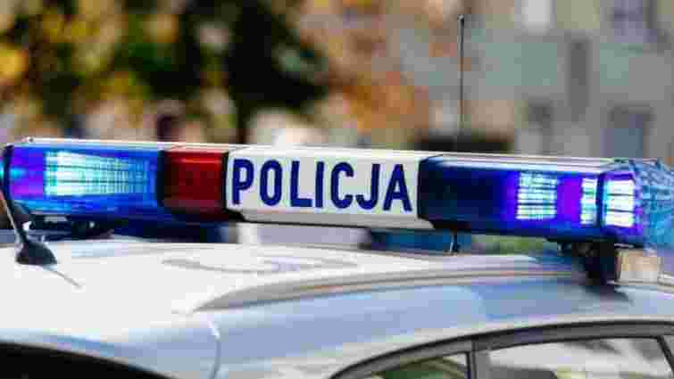 У Перемишлі затримали двох поляків, які зірвали прапор з консульства України