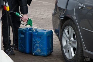 Термін придатності дуже обмежений: як довго можна зберігати бензин у каністрі