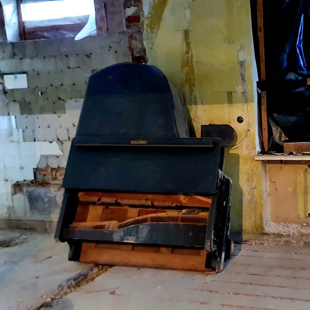 У будинку був розбитий рояль