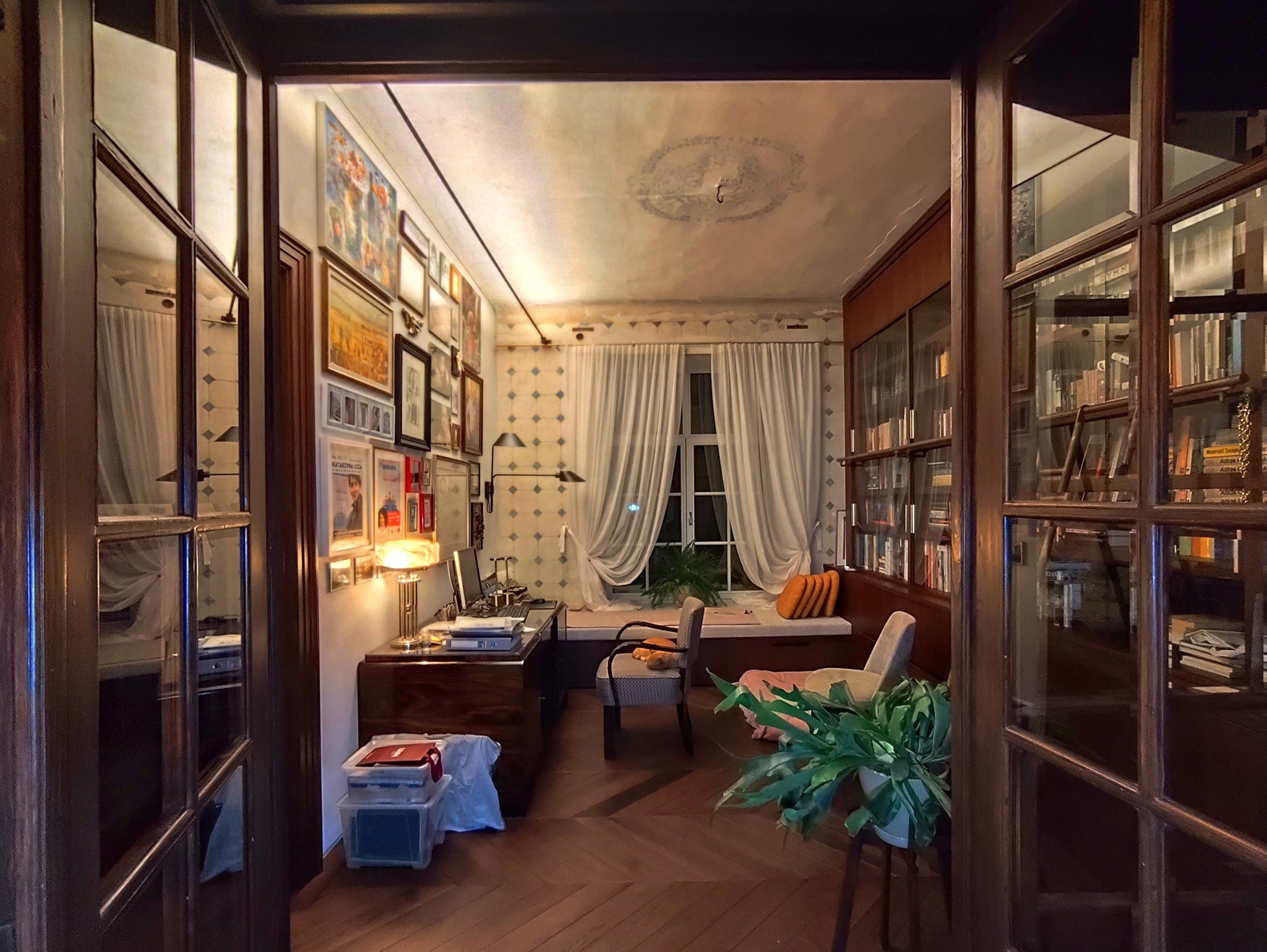 Кабінет з автентичними дверима і розписами