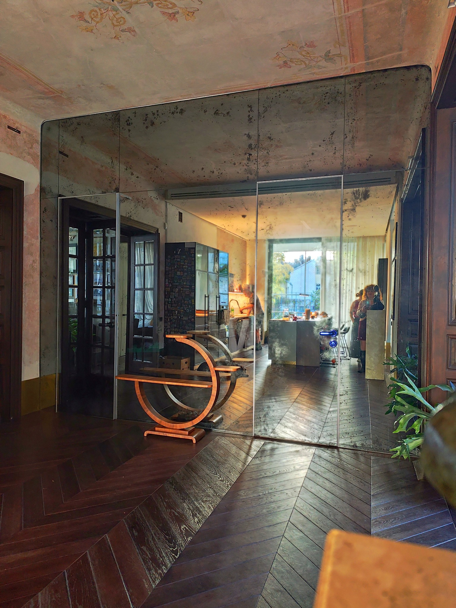 Сучасний інтерʼєр і давні розписи стелі