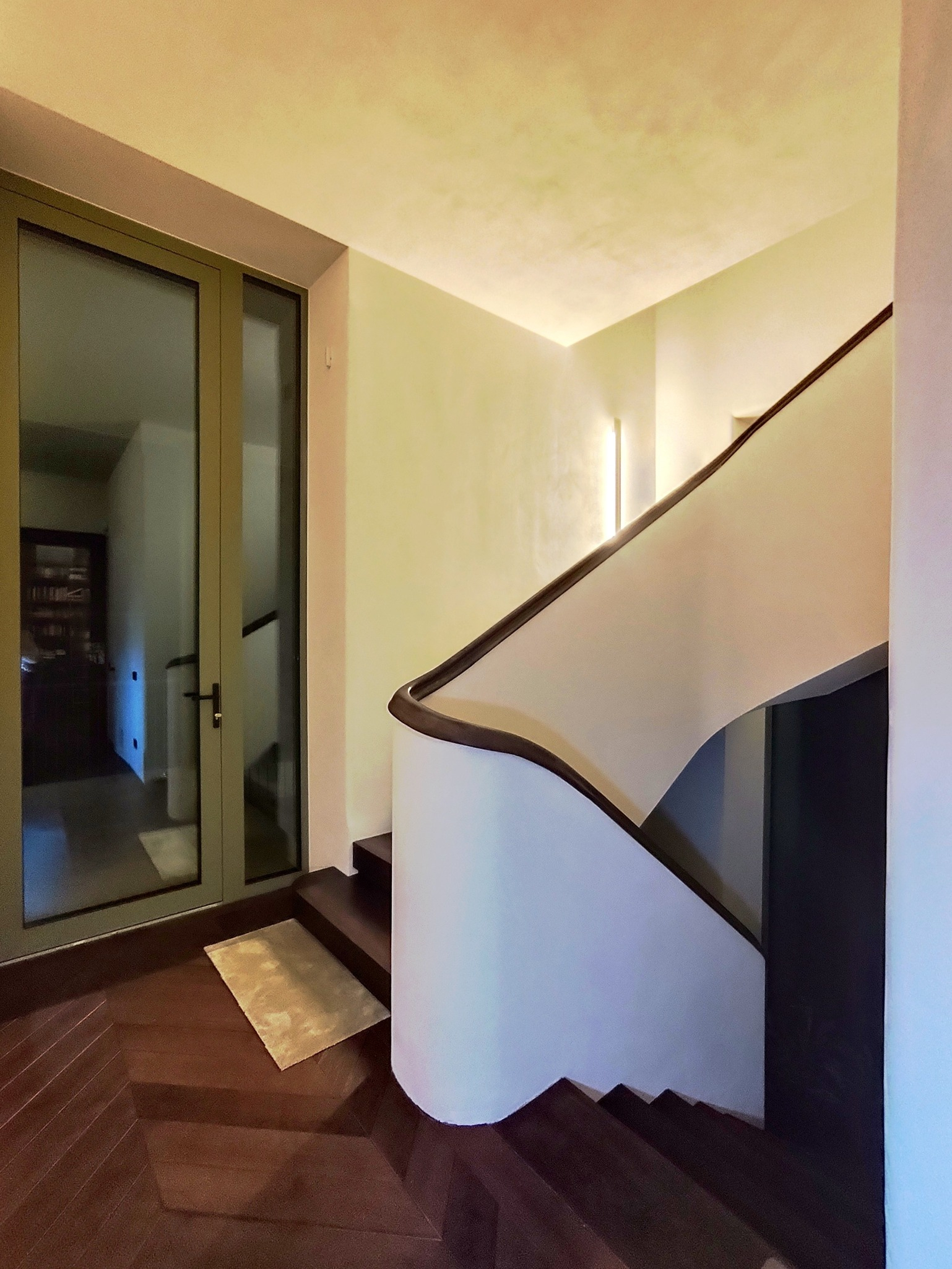 Сходи на другий поверх зробили у стилі 1930-х