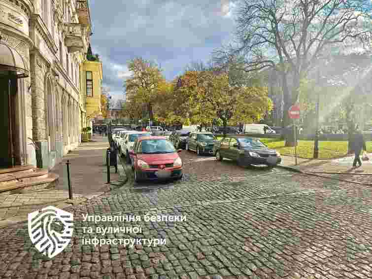 На вул. Валовій зафіксували майже 4000 порушень ПДР на платній парковці