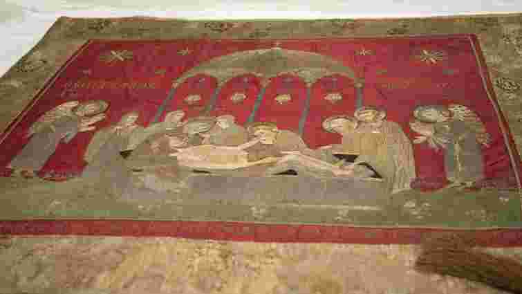 Реставратори показали врятовану плащаницю XVIII ст. із Маріуполя