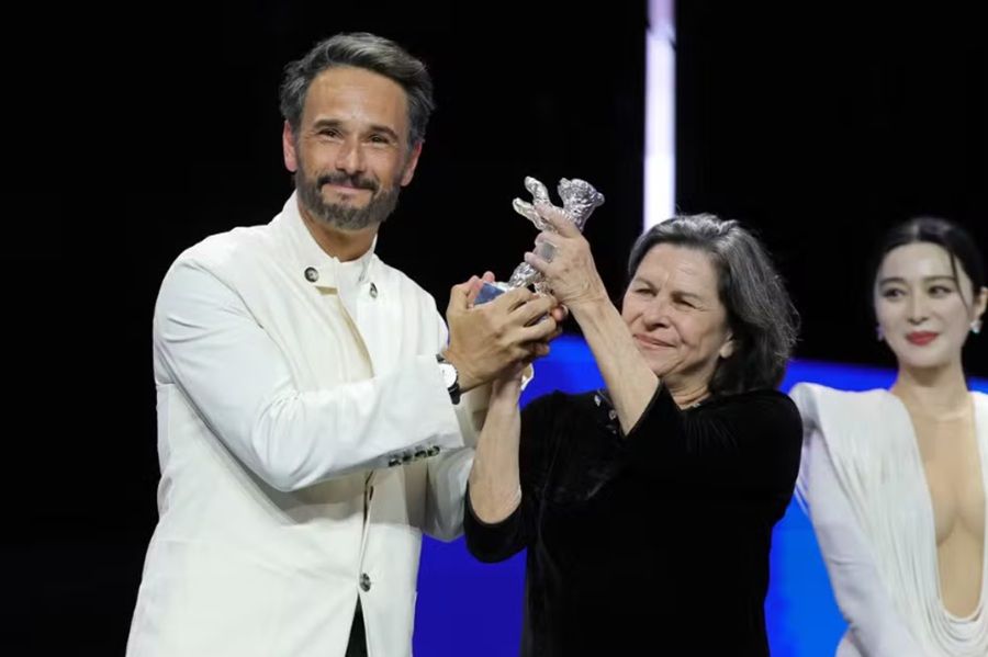 Деніз Вайнберг та Ґабрієль Маскаро з нагородою Берлінале (фото Berlinale)