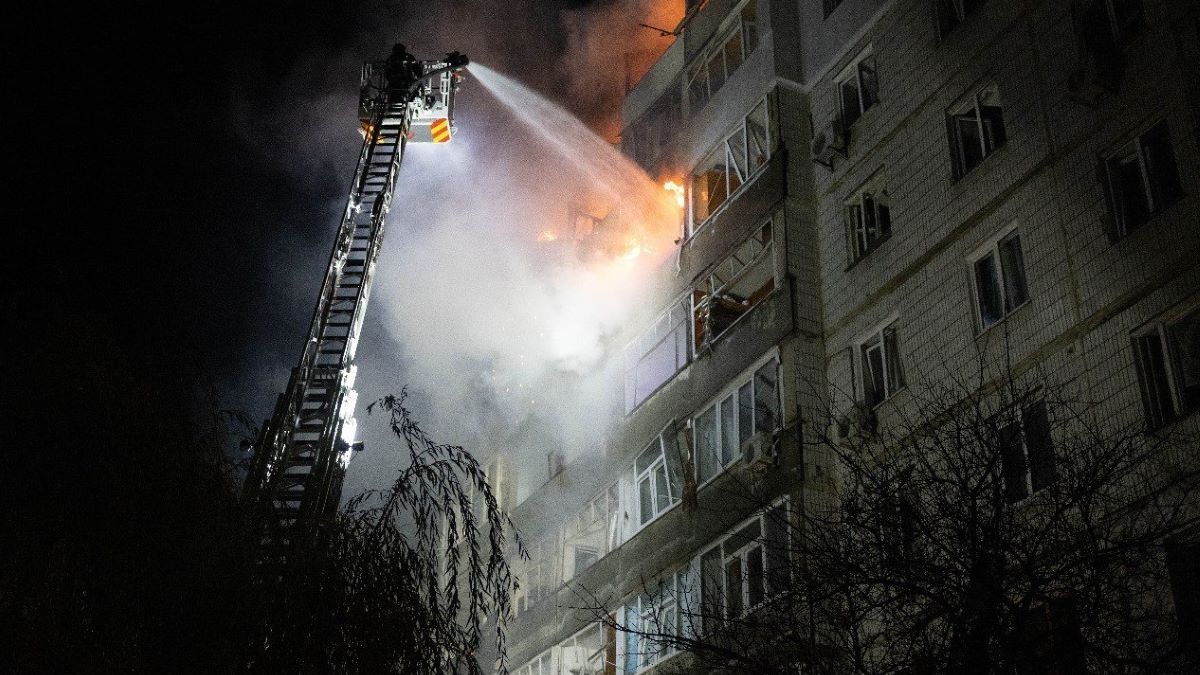 Росіяни влучили у багатоповерхівку в Сумах, є постраждалі 