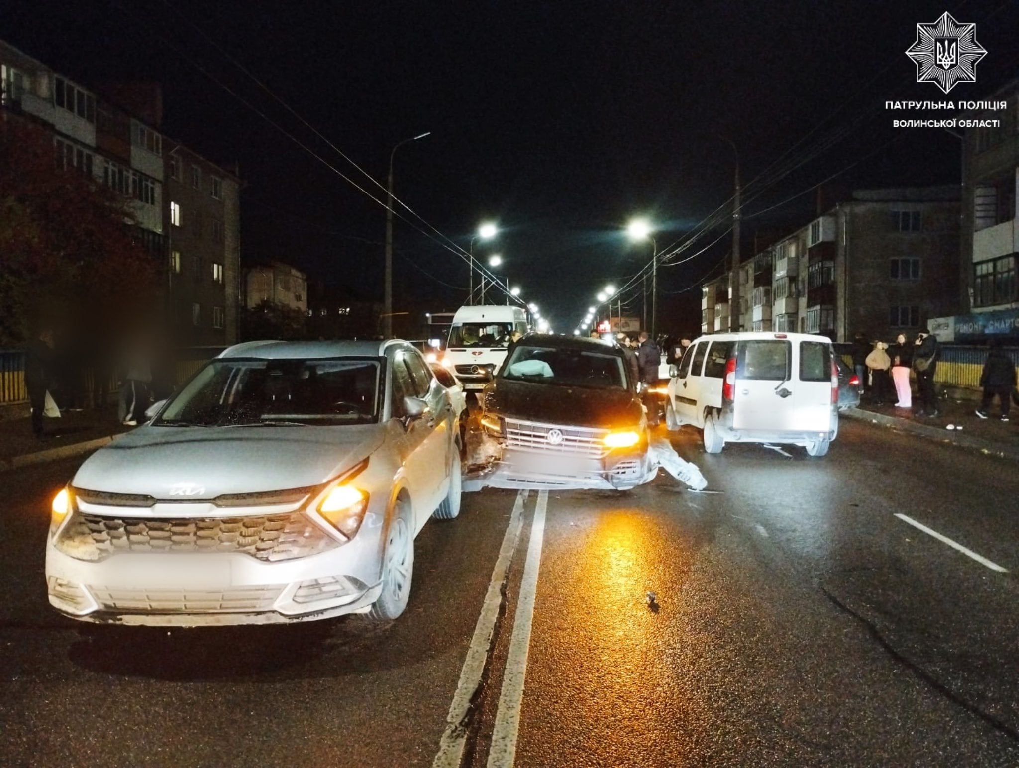 У Луцьку зіткнення двох легковиків спричинило ланцюгову реакцію (фото поліції)