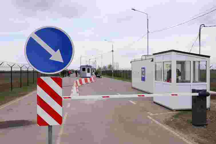 На Закарпатті мобілізований адвокат протаранив шлагбаум на кордоні та втік в ЄС