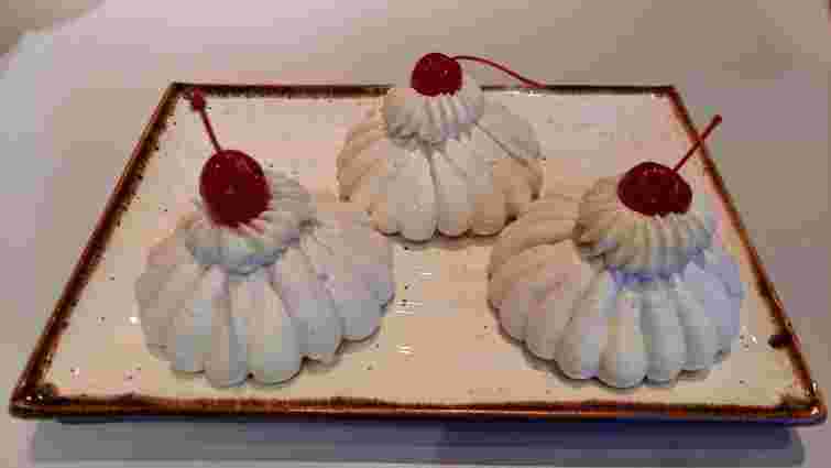 Євген Клопотенко презентував у Львові десерт «Каринська» на честь української модельєрки