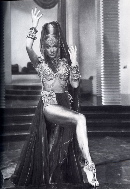 Марлен Дітріх у фільмі «Кісмет» (фото з книжки Тоні Бентлі «Костюми Карінської»)