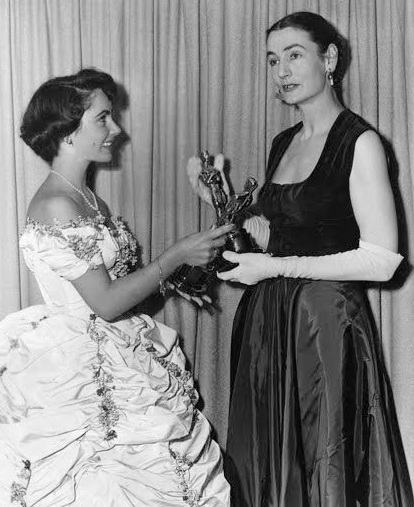 Елізабет Тейлор вручає Дороті Джекінз Оскар, який вона отримала разом з Барбарою Каринською