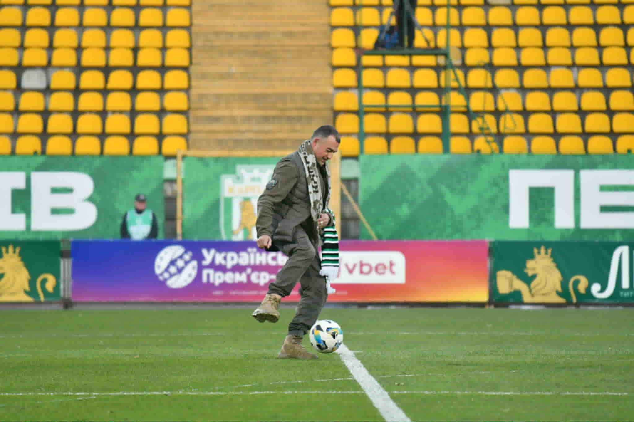 Олексій Шеретько подає перший символічний пас / Фото PJSC Carlsberg Ukraine