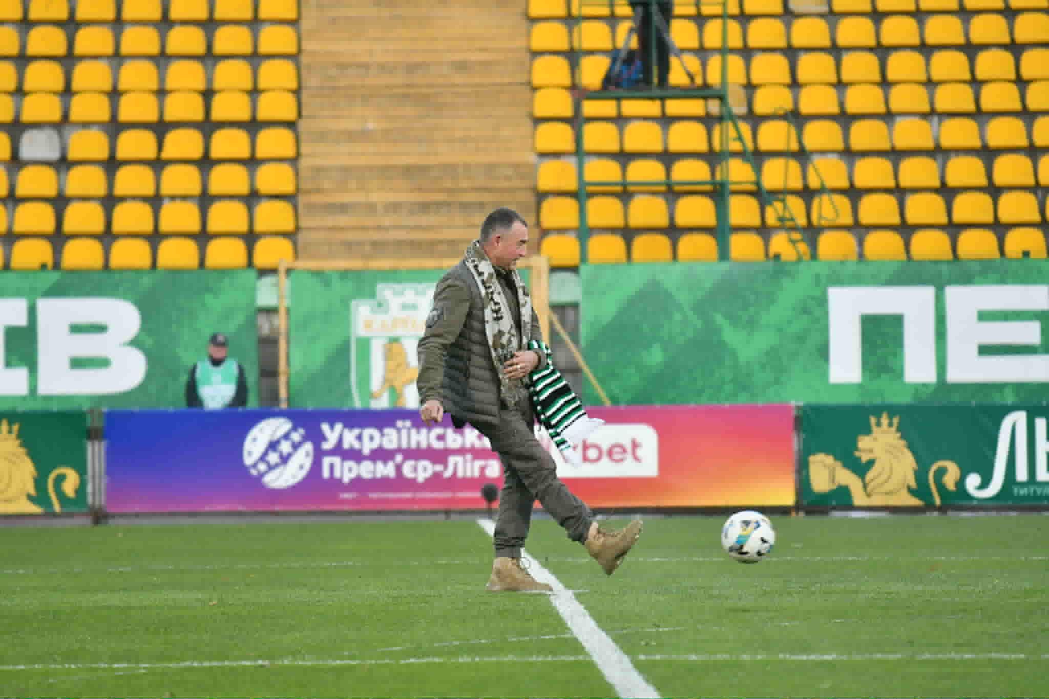 Олексій Шеретько подає перший символічний пас / Фото PJSC Carlsberg Ukraine