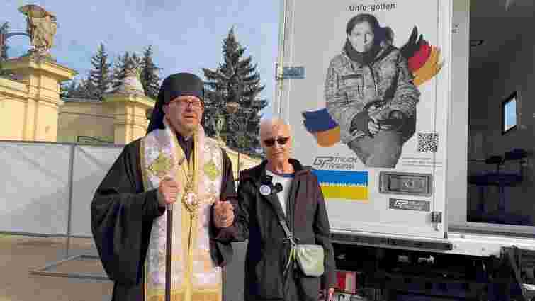 Мати загиблої в складі ЗСУ німкені привезла у Львів мобільний шпиталь