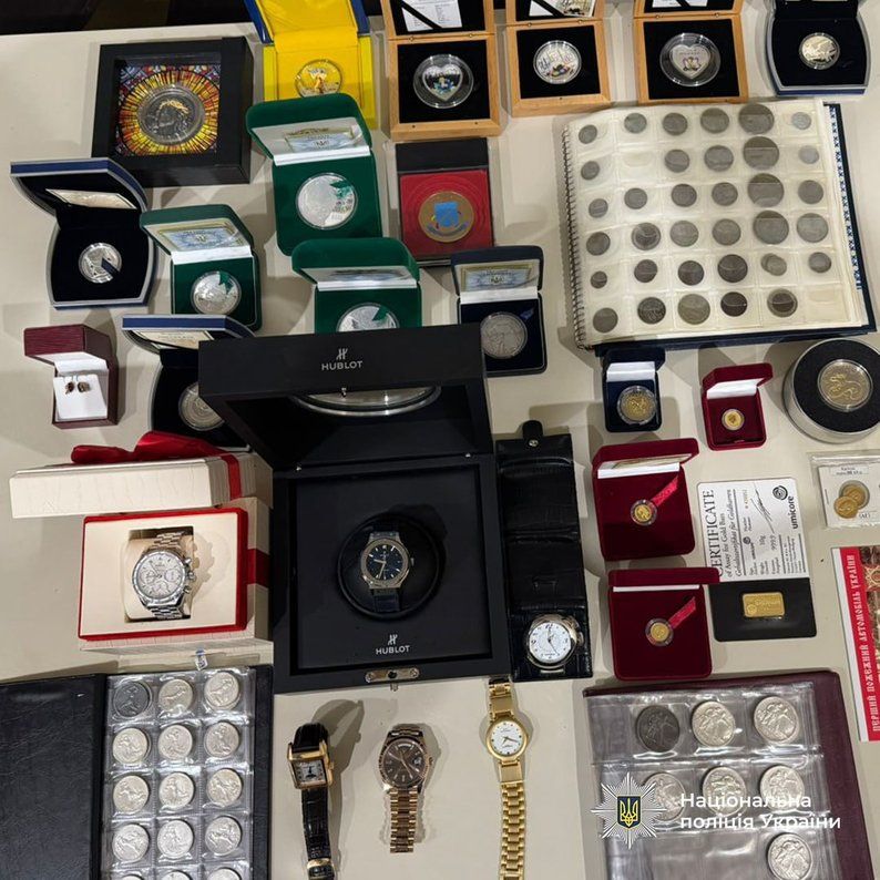 Фото Нацполіції, цінні речі, вилучені в начальниці екоінспекції