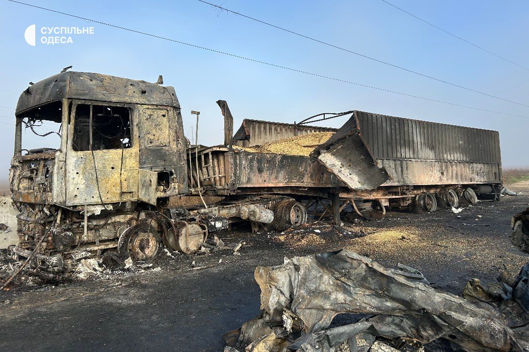 Фото «Суспільного», пошкоджені вантажівки внаслідок російської атаки на Одещину