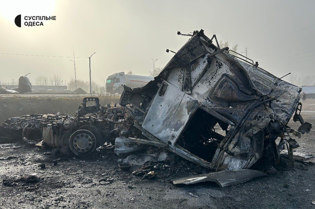 Фото «Суспільного», пошкоджені вантажівки внаслідок російської атаки на Одещину