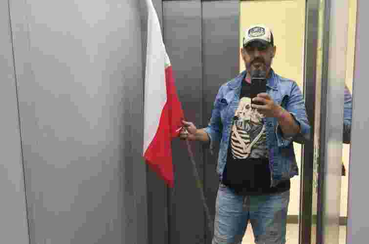 У Польщі затримали антиукраїнського стрімера, який зривав українські прапори