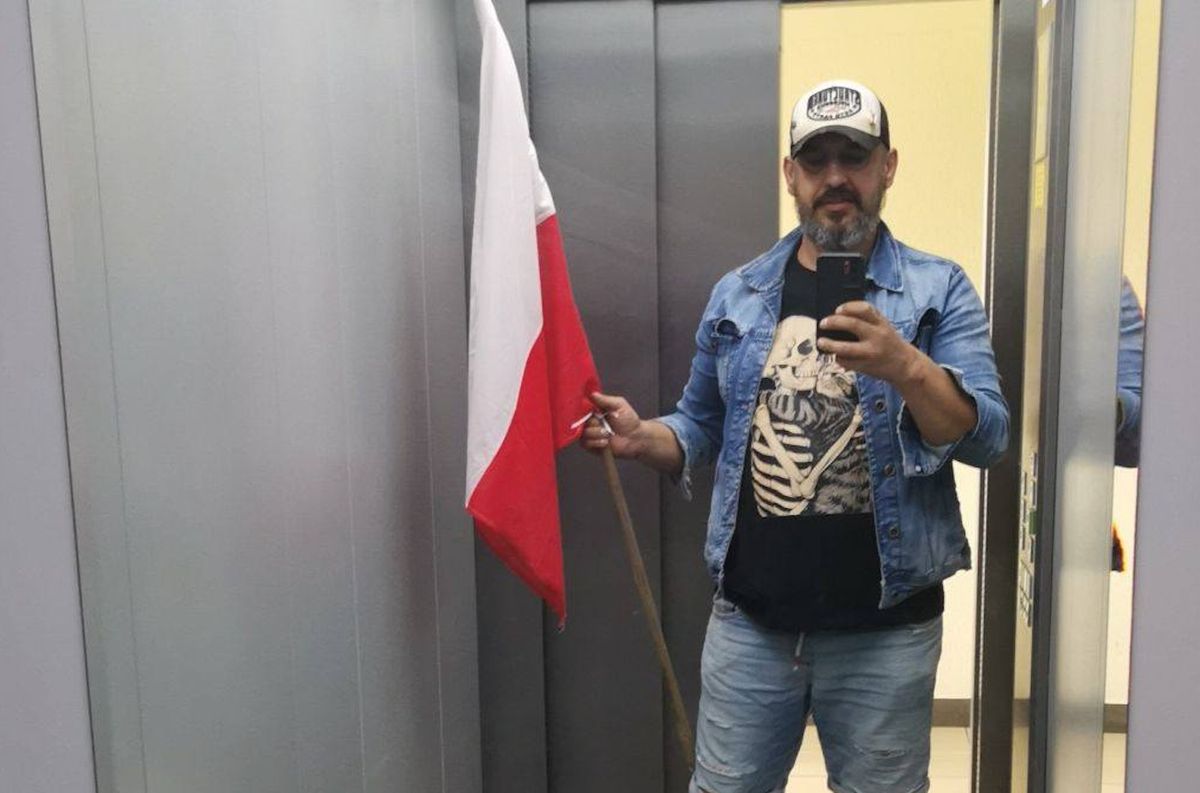 У Польщі затримали антиукраїнського стрімера, який зривав українські прапори