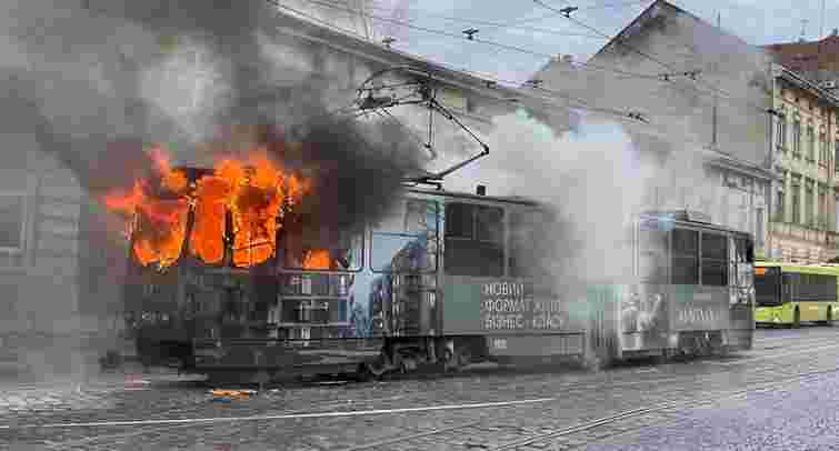 У центрі Львова під час руху загорівся трамвай