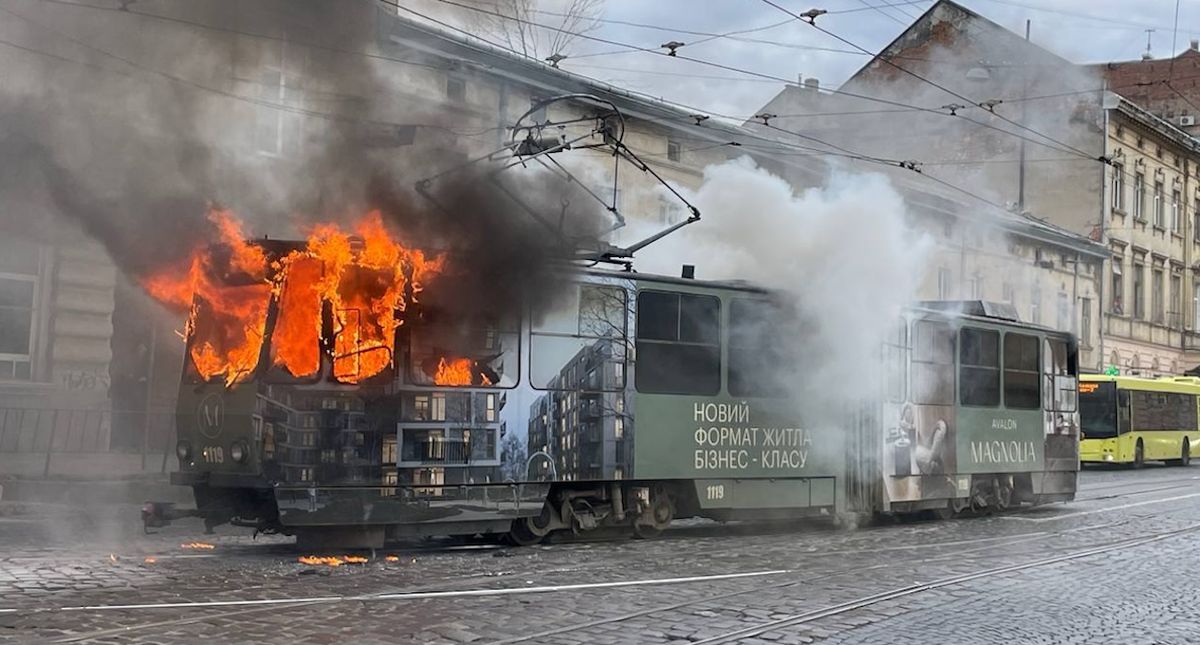 У центрі Львова під час руху загорівся трамвай