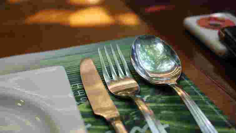 Лише одна кулька: що покласти в посудомийку, щоб виделки та ложки блищали, як нові