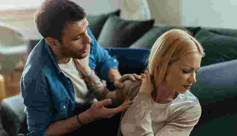 Чому люди бояться обіймів: психолог пояснює, що стоїть за страхом близькості