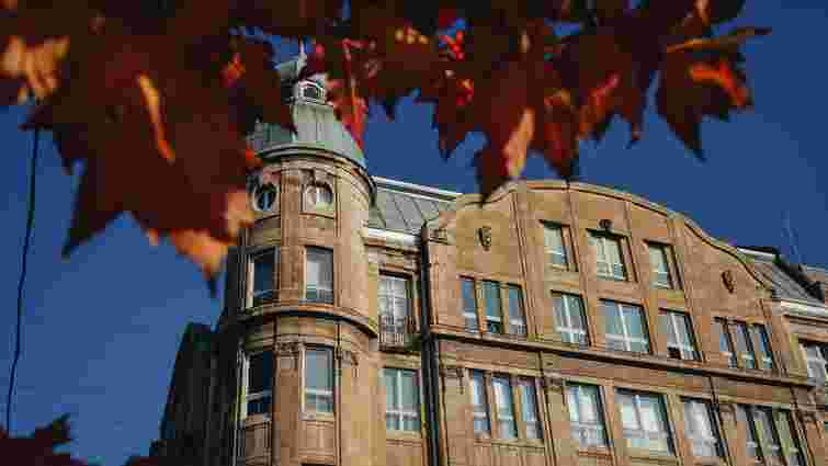 «Сецесійний маяк» на місці Галицької брами: історія камʼяниці на Валовій