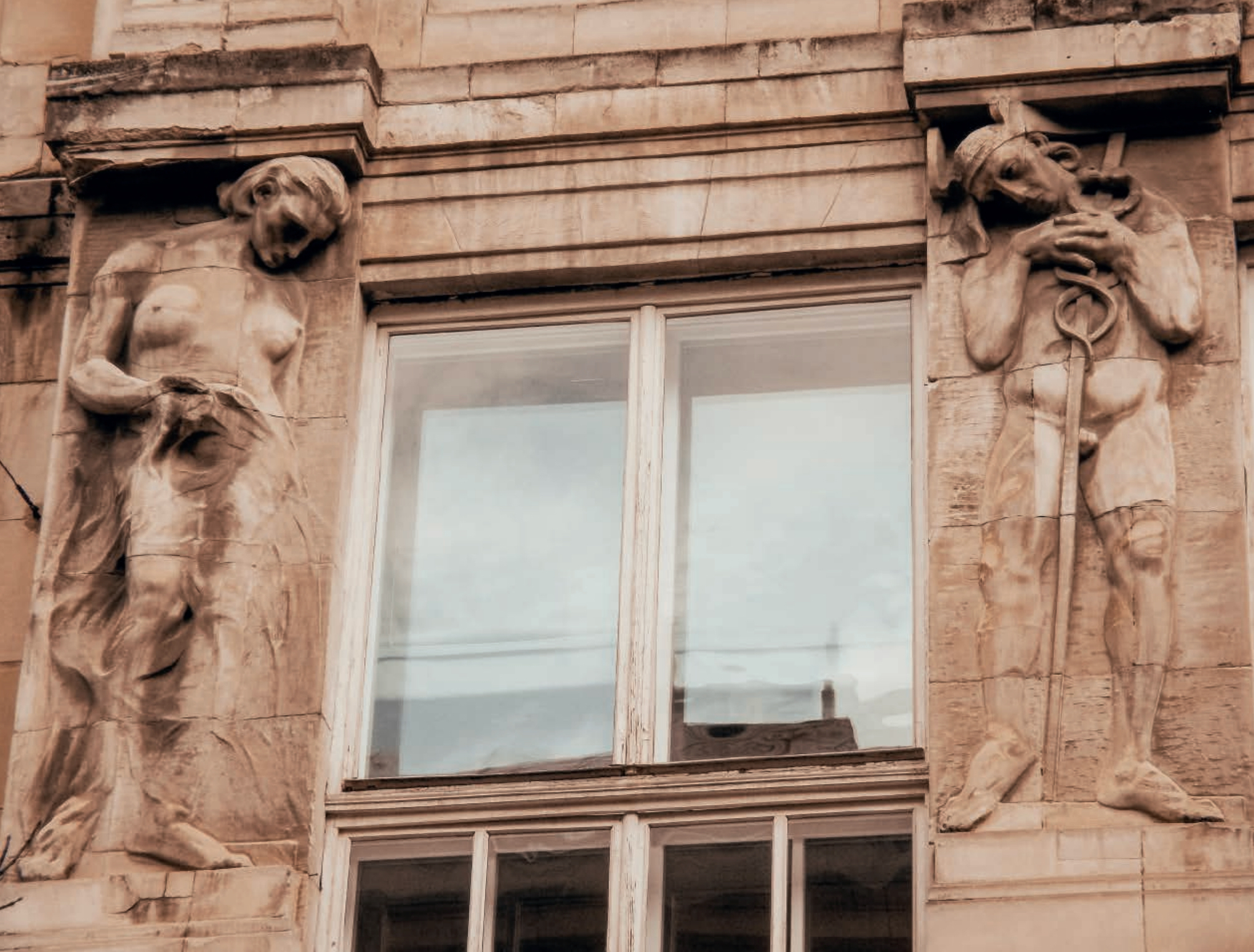 Рельєфи Курчинського на фасаді (фото Бюро спадщини)