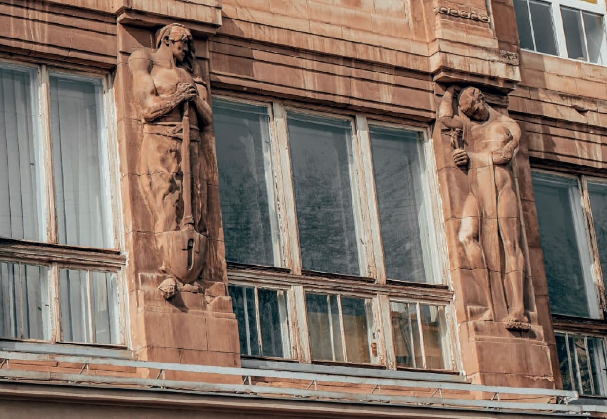 Рельєфи Курчинського на фасаді (фото Бюро спадщини)