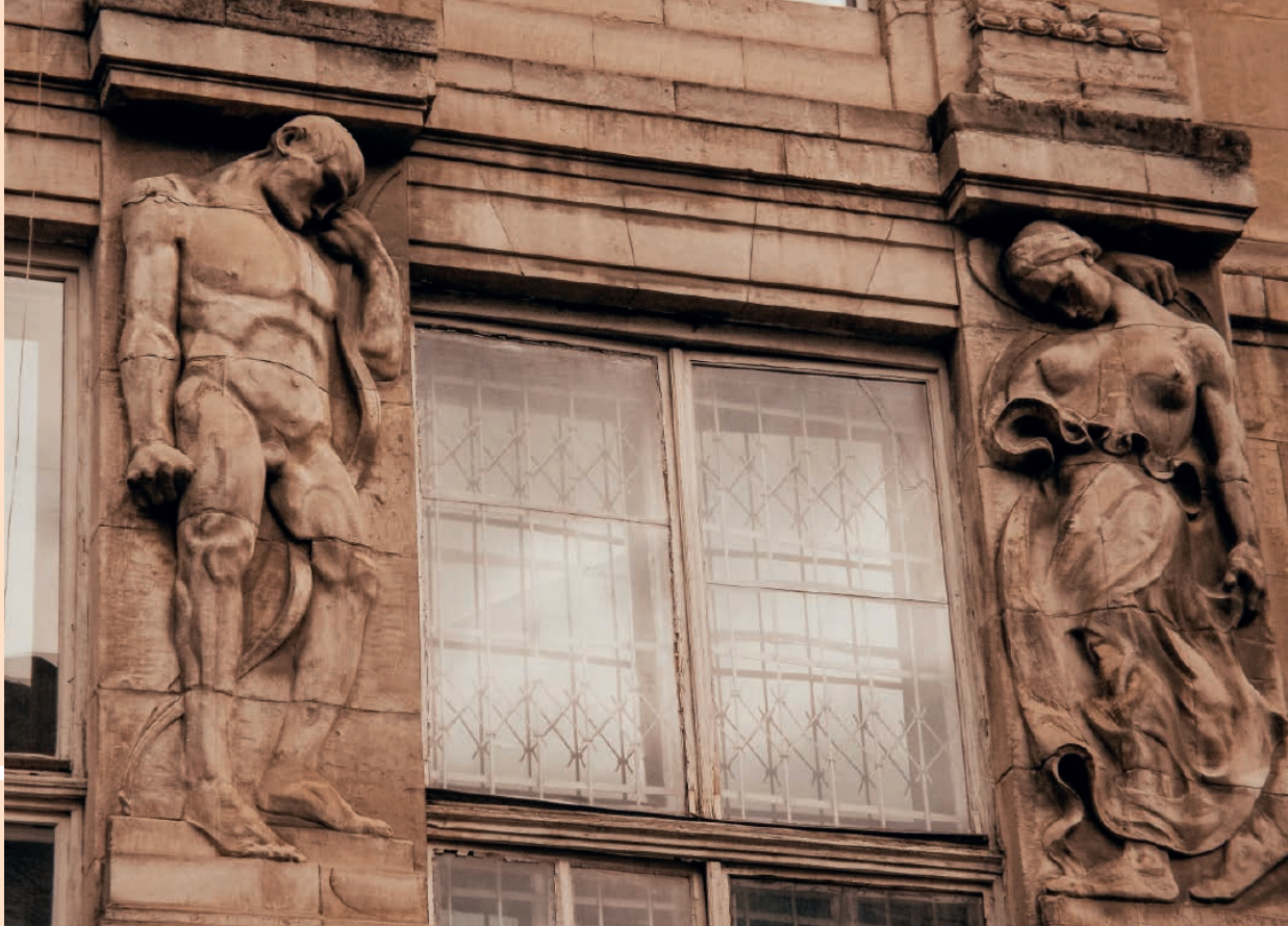 Рельєфи Курчинського на фасаді (фото Бюро спадщини)