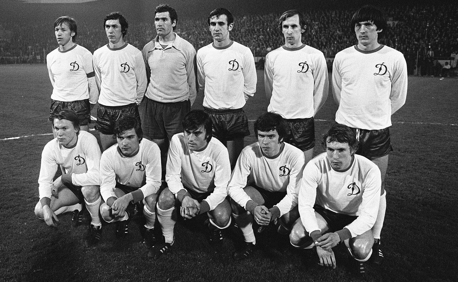 Олег Блохін (крайній ліворуч у нижньому ряду) в чемпіонському складі «Динамо» (1975)