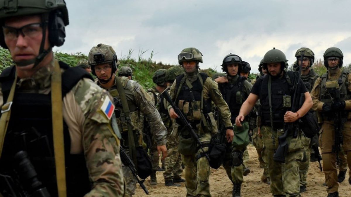 Росіяни вдарили безпілотником по цивільних, які рухалися дорогою під білим прапором