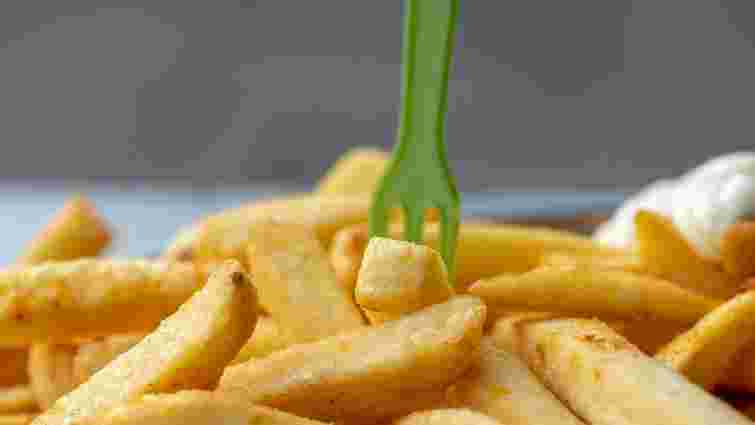 Смачніше, ніж у «МакДональдзі»: як приготувати картоплю фрі в аерогрилі 
