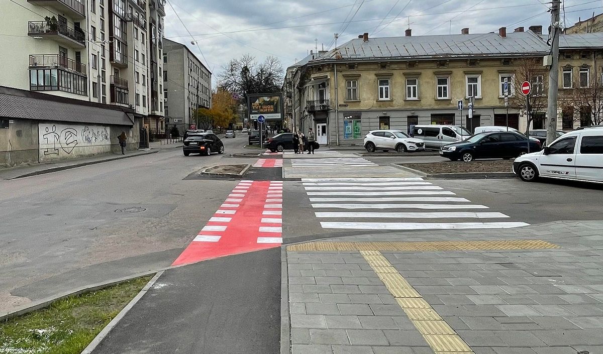 На одній із найбільш жвавих площ Львова облаштували велопереїзд та «зебру»