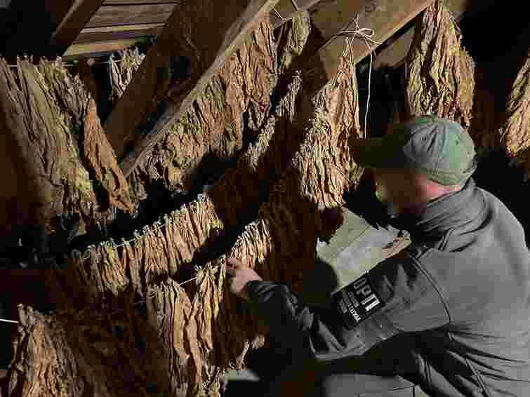 На Волині викрили масштабне підпільне виробництво цигарок